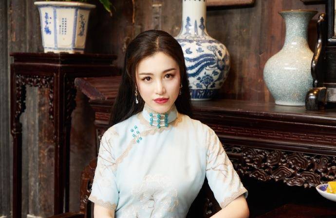 葛天晒旗袍美照 五官立体精致 民国风造型韵味十足_事业_演技_贡献