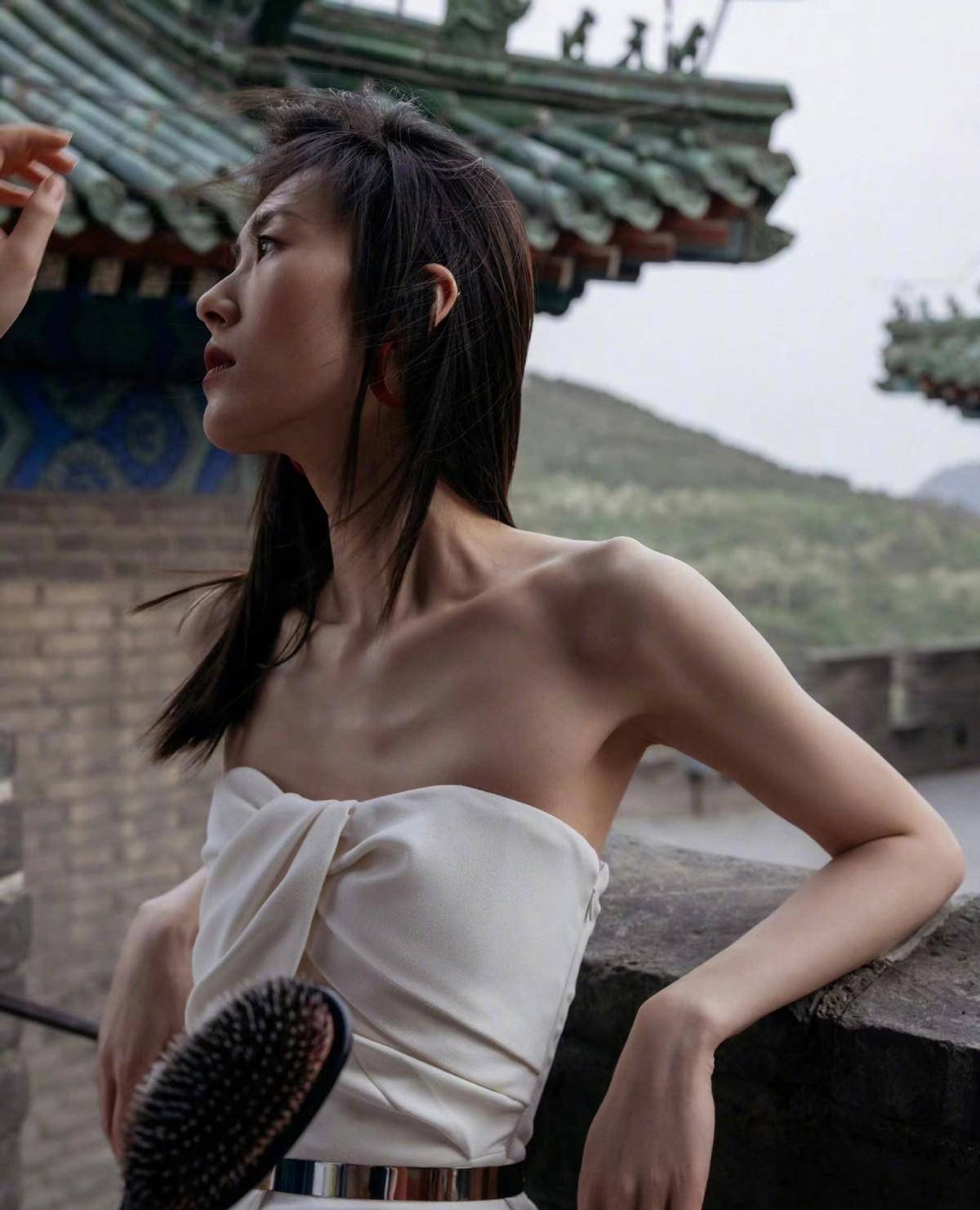 穿白色紧身衣很惊艳,身材也很低_细节_衣服_色彩