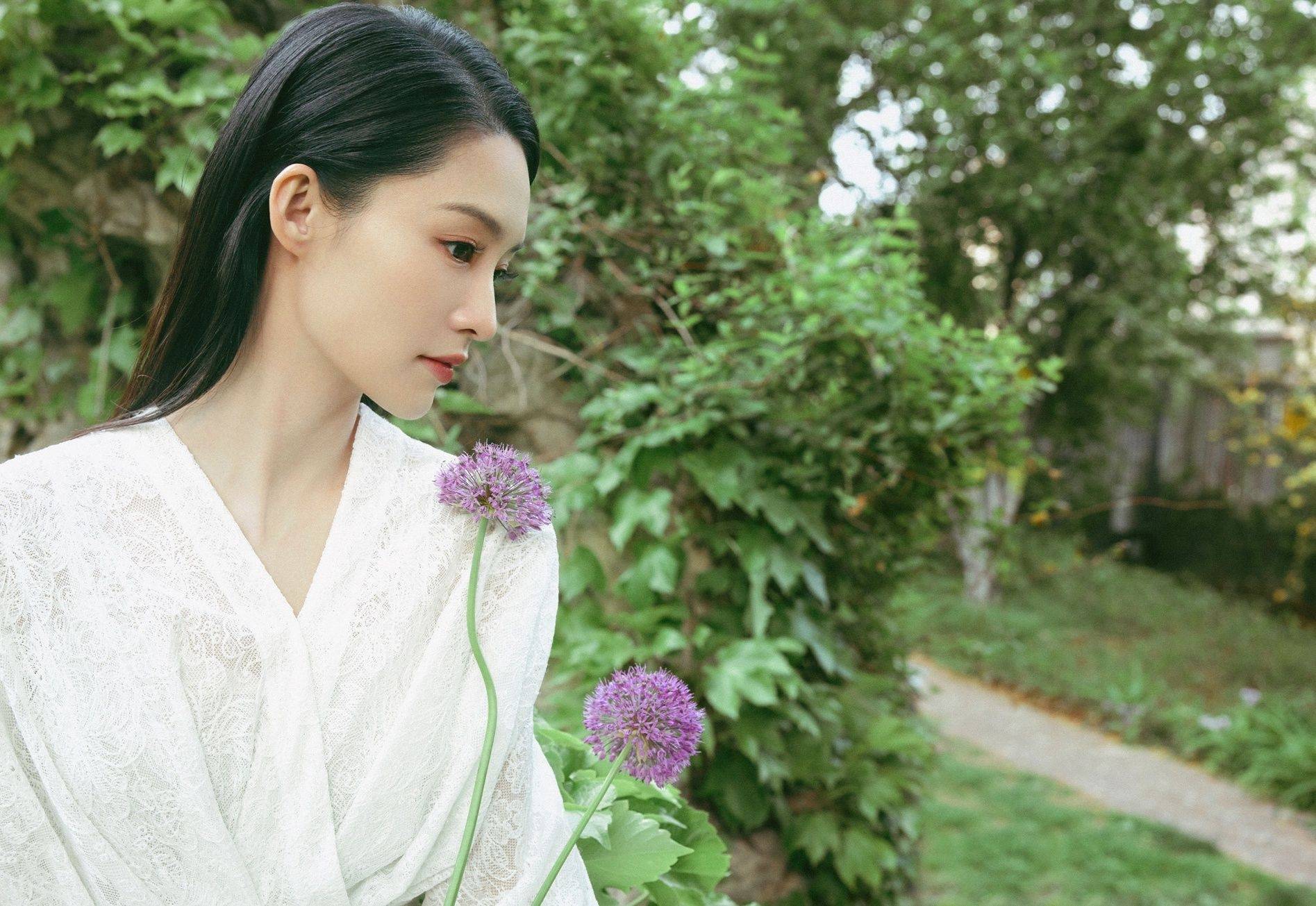 李沁白色连衣裙丛林恬静写真_眼睛_网友_女神