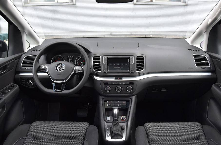 内饰硬朗大方大众夏朗内饰的设计非常的硬朗大方,中控台区域看上去