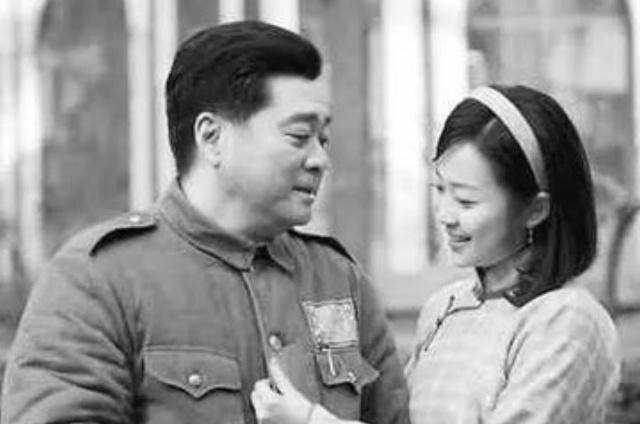 傅冬菊是父亲傅作义和第一位夫人生的大女儿,在1942年西南联大就读的