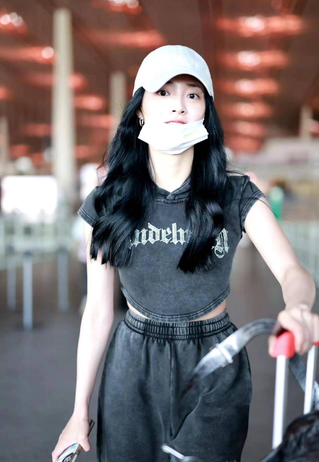 周洁琼现身机场,露脐牛仔上衣搭牛仔阔腿裤,休闲又时髦!