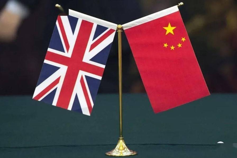 (英国国旗和中国国旗)约翰逊为何要前往香港访问?