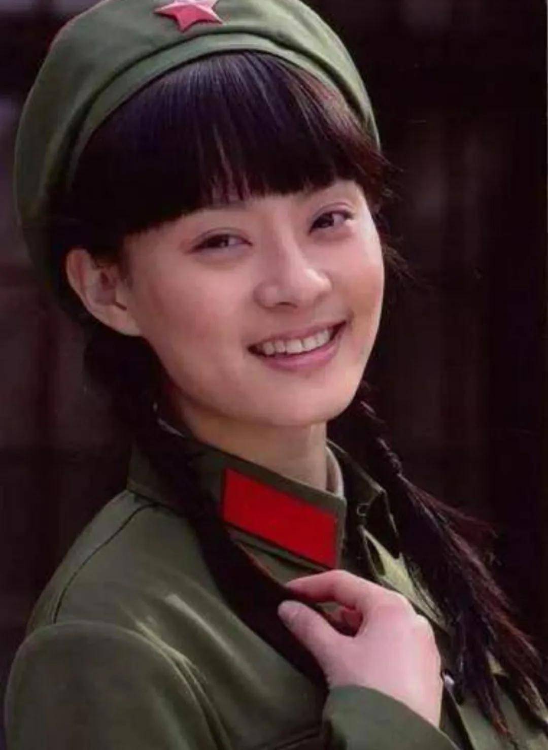 40岁孙俪晒性感照,露背装,黑丝袜,性感又撩人!_背部_身材_自律