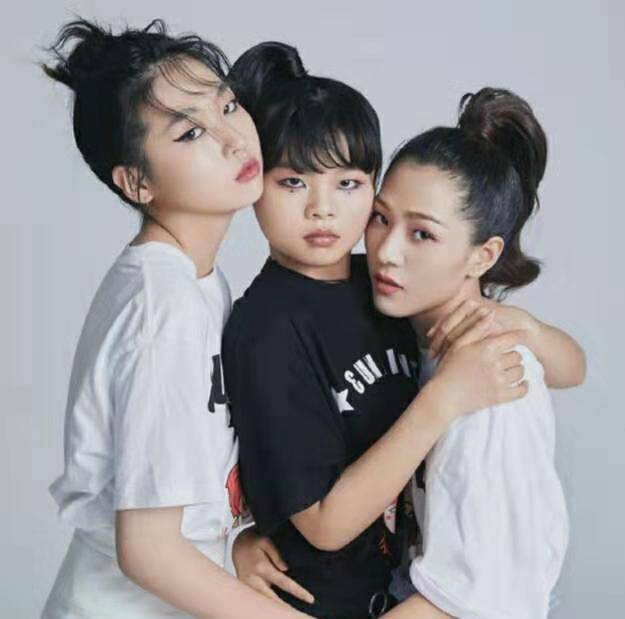 但好景不长,节目中期王晨艺因超高人气引发不满.