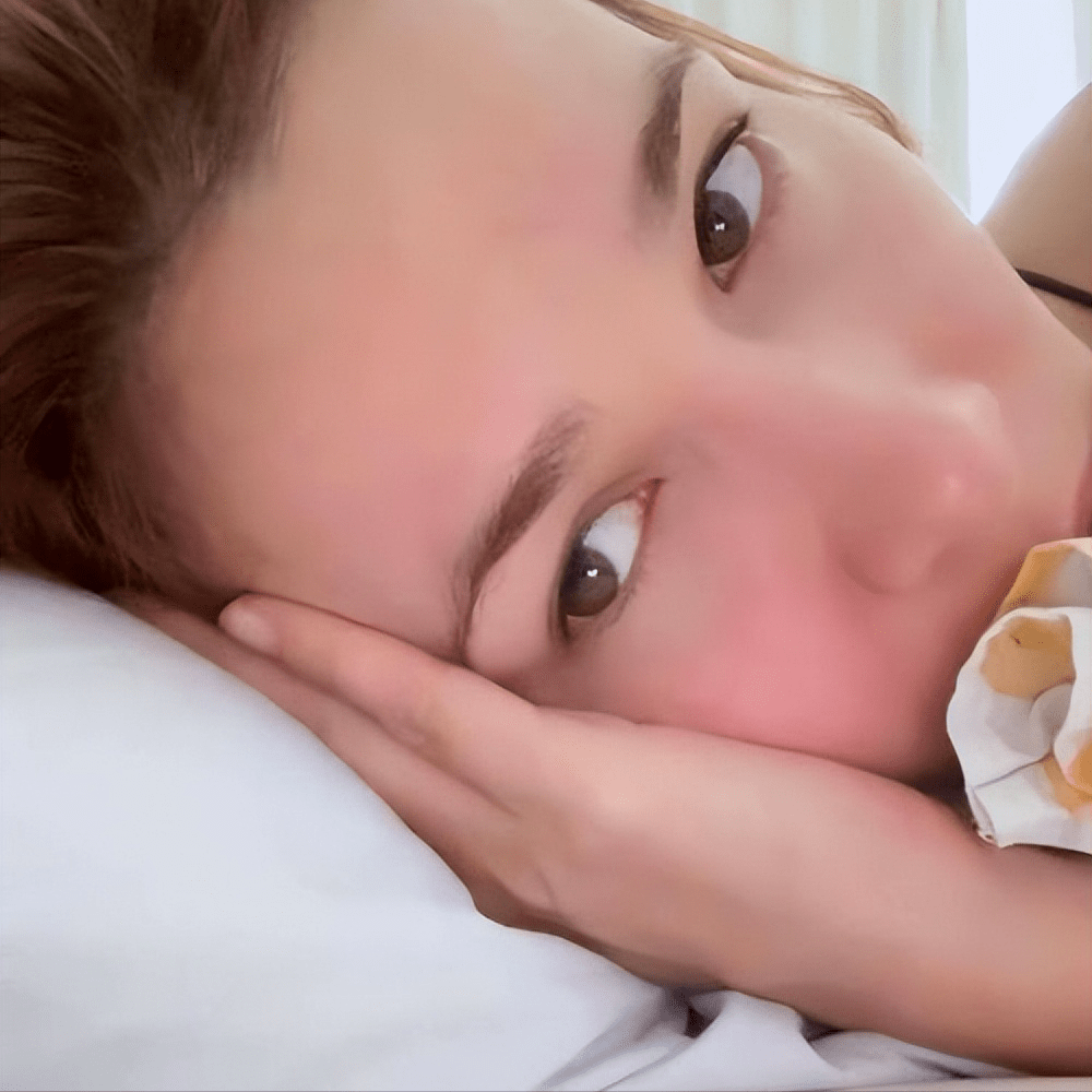 卢靖姗不穿内衣惹争议!素颜白嫩少女感强,北京豪宅内景曝光