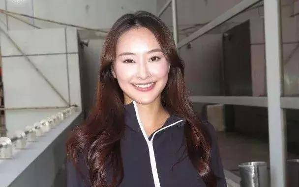 美丽狂想曲》开工,此剧杀青后的第二天,她紧接开拍由欧阳震华,马德钟