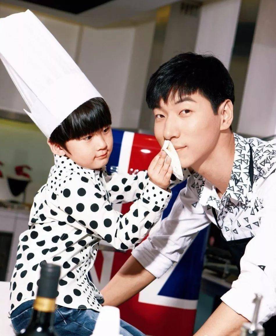 张亮儿子张天天15岁近照,继承爸爸高颜值,演话剧似高贵王子