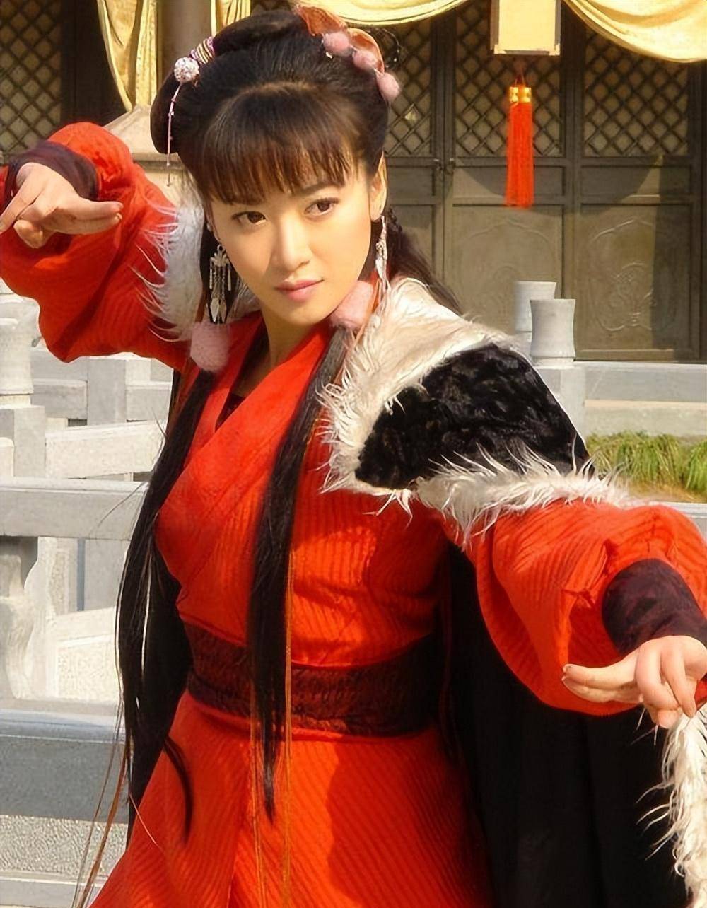 她与男友汪雨交往的私人照片被有心人曝出,舆论瞬间将她包围随着事态