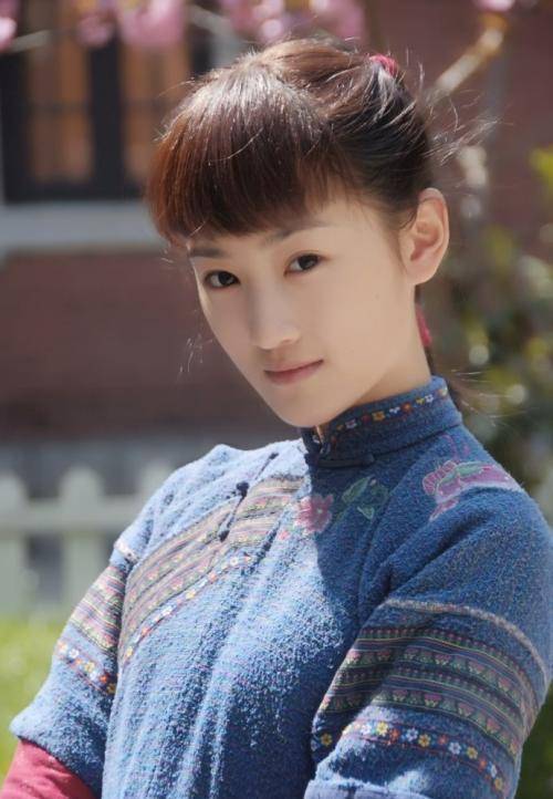 黄诗佳先后在《我的兄弟叫顺溜》中扮演过小荷花,《七妹》中扮演的