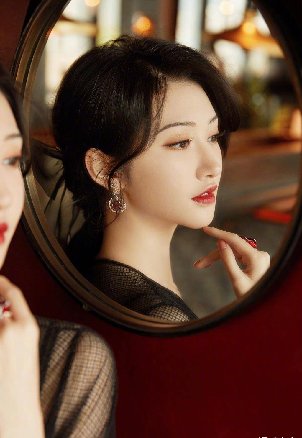 景甜亮相dior上海大秀,黑纱百花刺绣礼服,优雅中又带着复古时尚_美得