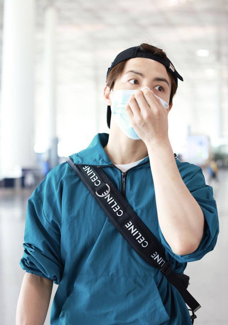 马天宇和粉丝亲切合影,没有一点明星架子,本人真的又帅又白啊!