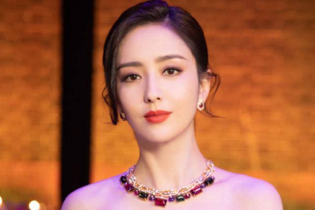 镜头下的"尴尬":一点瑕疵没关系,卡粉不匀一言难尽_皮肤_佟丽娅_明星