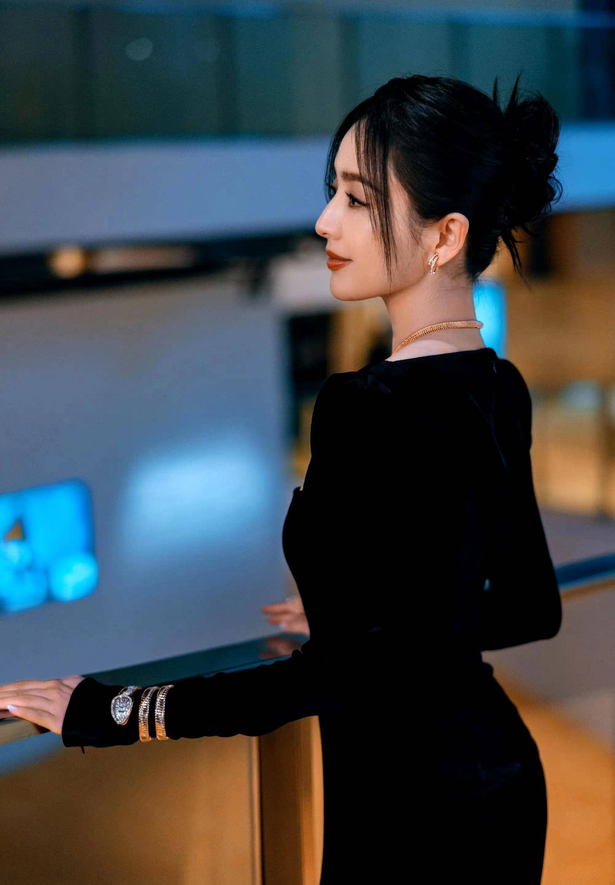 佟丽娅出席活动,穿一条黑色丝绒长裙,温柔优雅又大方!