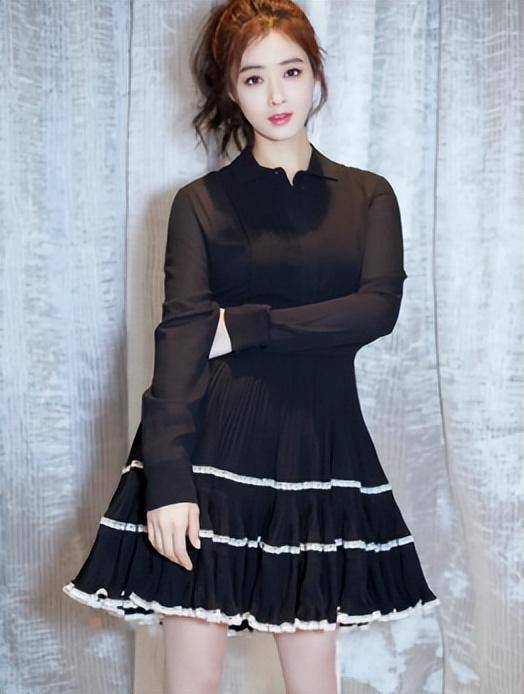 在剧组的日子里,不少专业电影学院的人被请到剧组,这让小小年纪的蒋欣