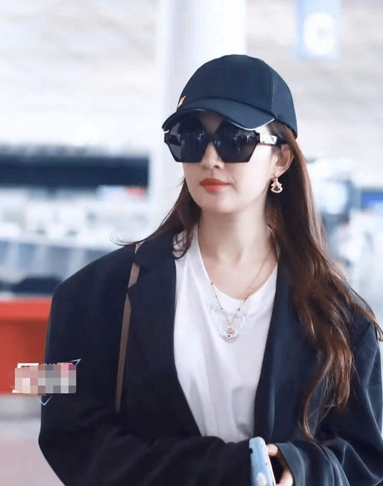 刘亦菲瘦了后迫不及待开始显摆!高调穿露腰装秀身材,美到威尼斯