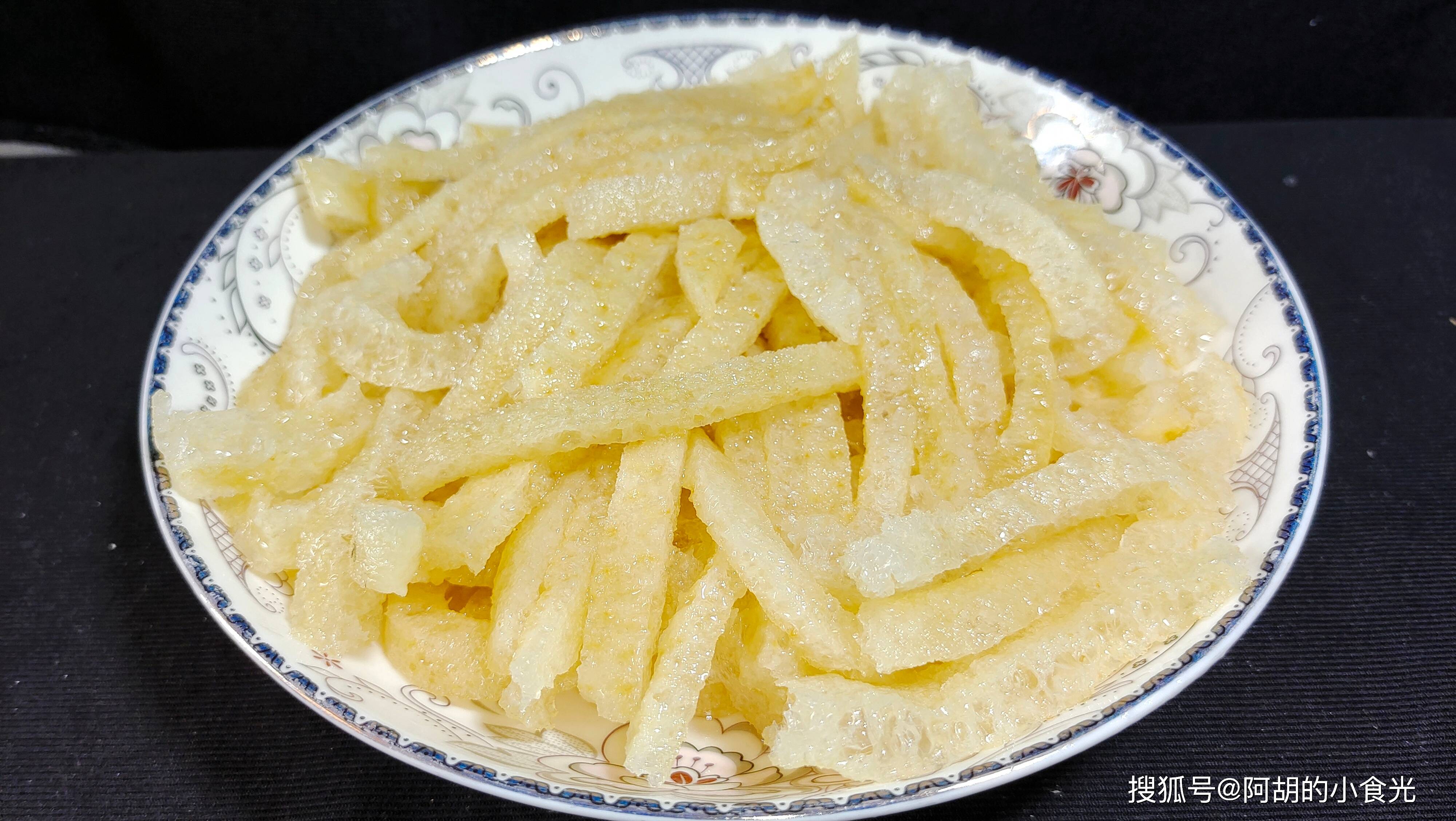 第一步:我用的是干皮肚,用凉水浸泡了一整夜,注意浸泡的时候要用一个