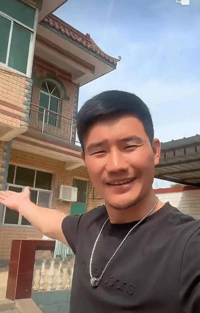 演员嘎子回家盖大庄园,遭到家里面人集体反对,为了面子不值得_谢孟伟