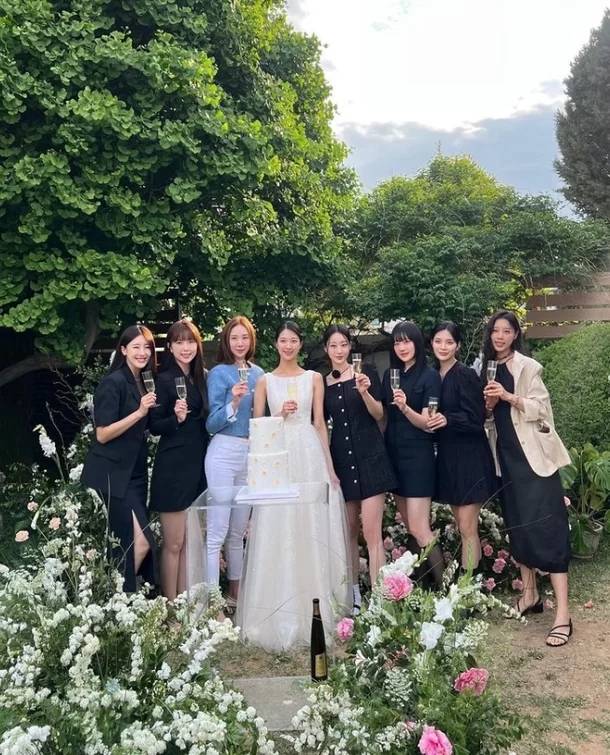 韩女星与圈外男友结婚,8位女爱豆当伴娘,网友:伴娘团颜值太高_朴敏荷