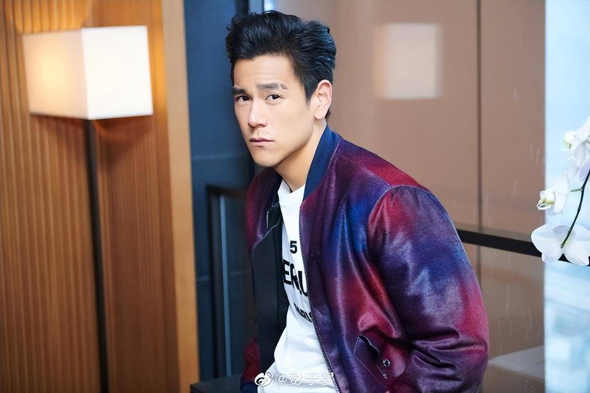 41岁彭于晏单身7年遛狗解闷,为爱犬捡排泄物,请路人喝饮料聊天_工作