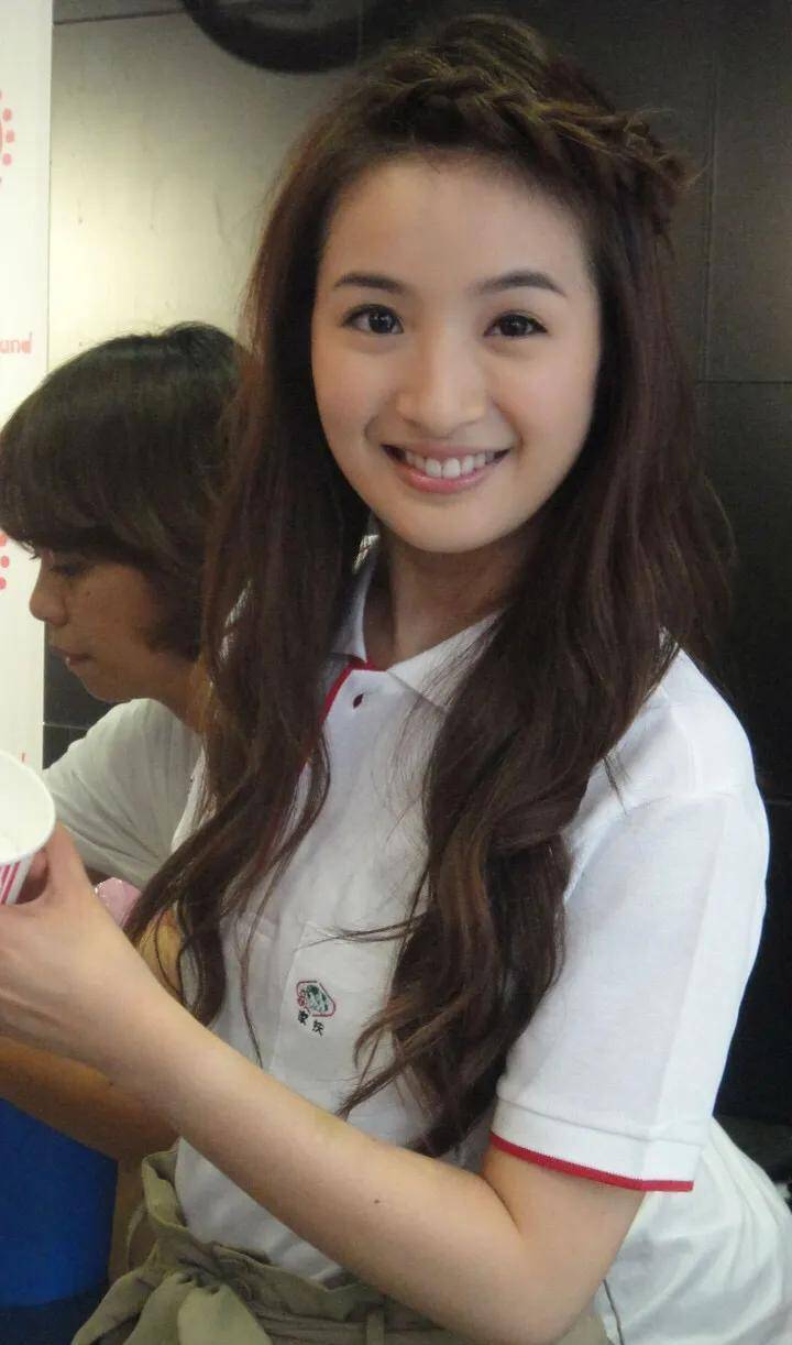 林依晨虽然高龄怀孕,但她依然努力维护胎儿的健康,直到2023年才生下