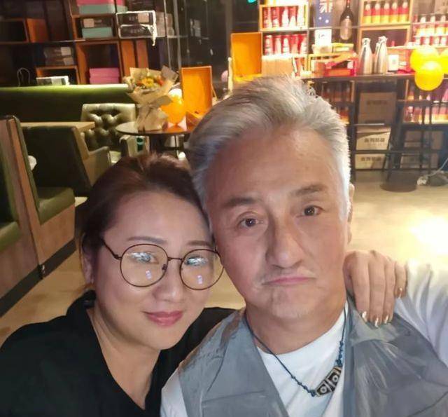 tvb老戏骨吴岱融生日与朋友开心度过和太太拍多张甜蜜贴脸合影_妻子