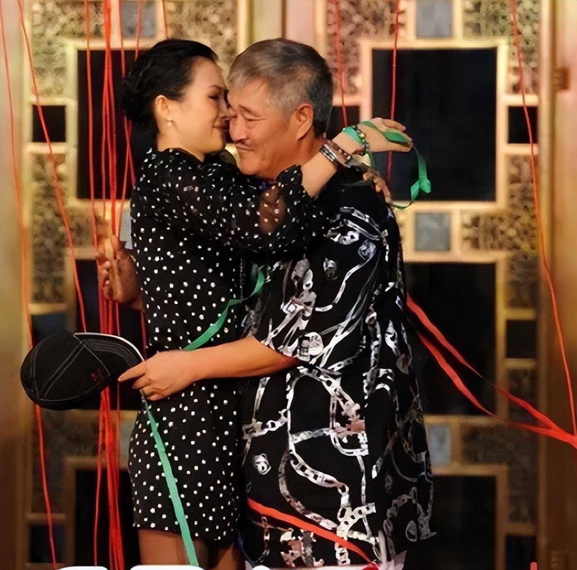 几张章子怡的老照片,她过去真的很"拼"_沙滩_成龙_男朋友