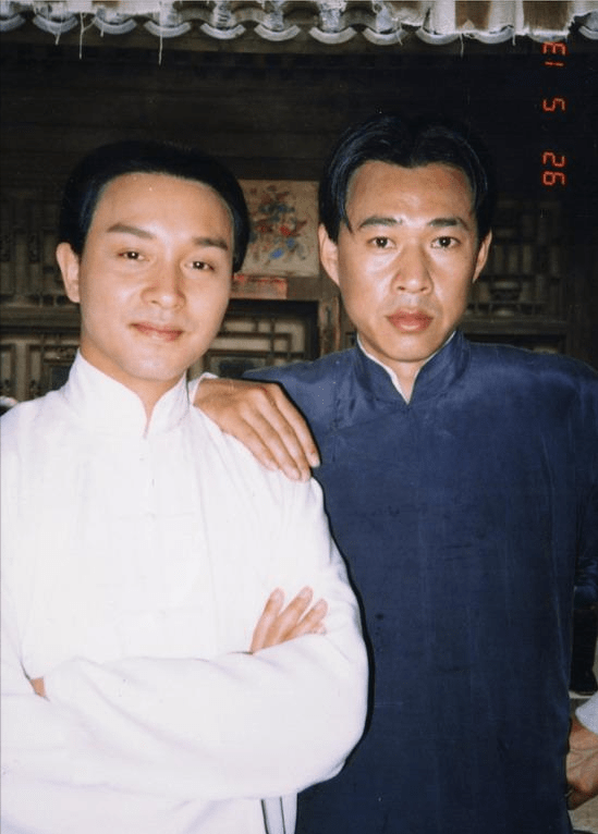 尤其是在电影《霸王别姬》中,张丰毅饰演的段小楼,能够和张国荣搭档而