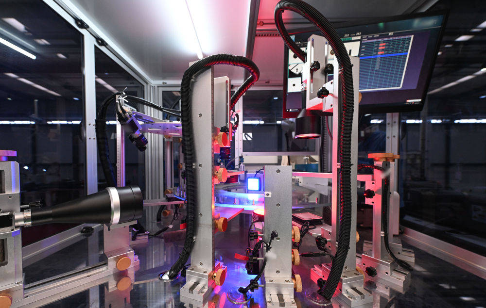 5月11日,在航天精工股份有限公司,智能设备自动检测生产出的零部件