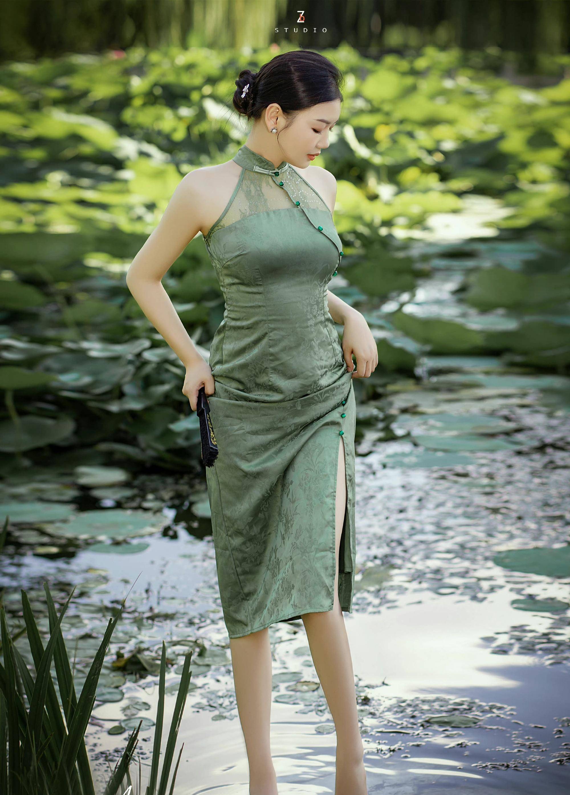 旗袍女神安晓雨晒绿色旗袍写真,出污泥而不染,高贵,优雅而性感_照片