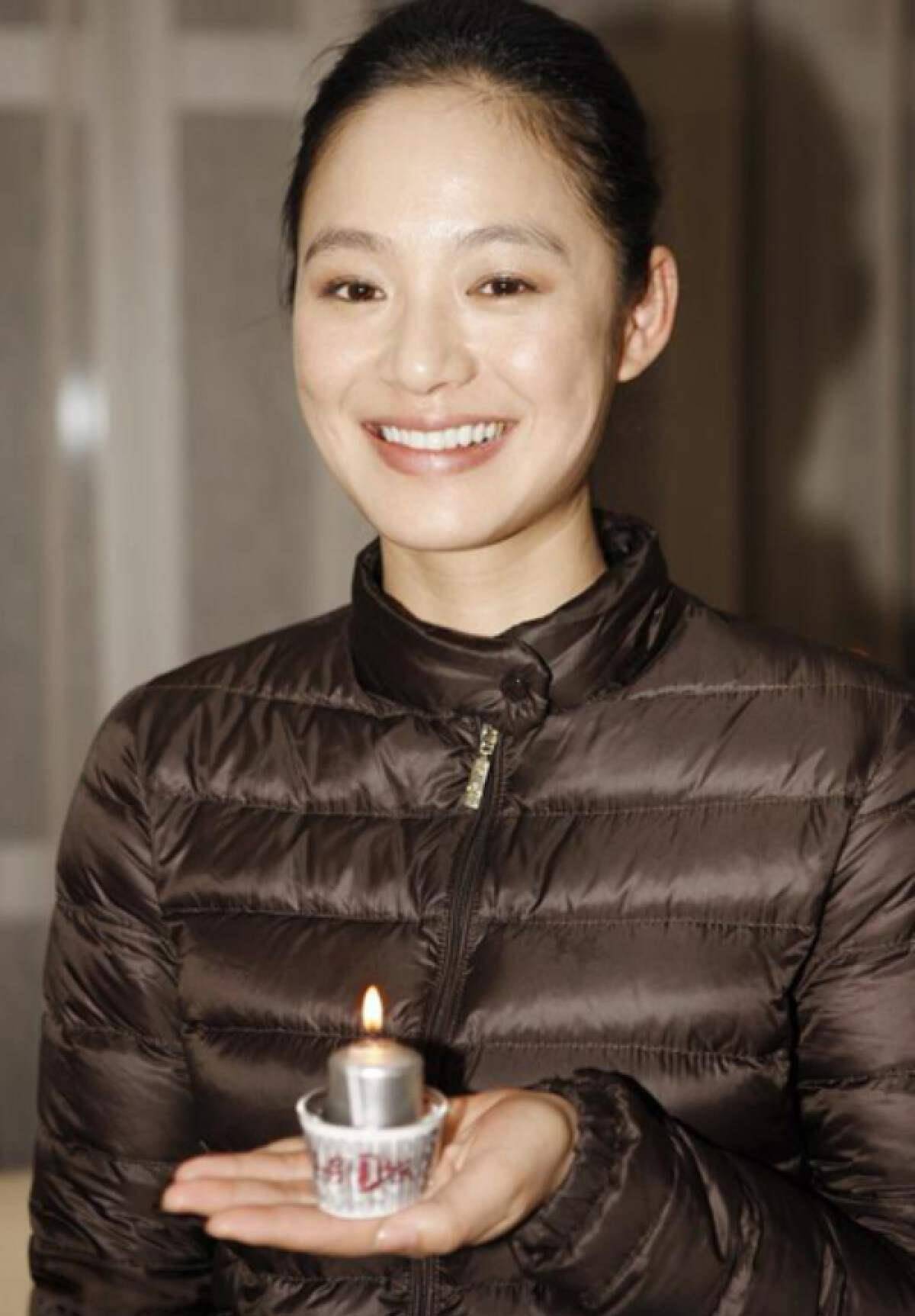 44岁周韵真耐看,穿衣简单却美得高级,这3点很关键_发型_白水_保养