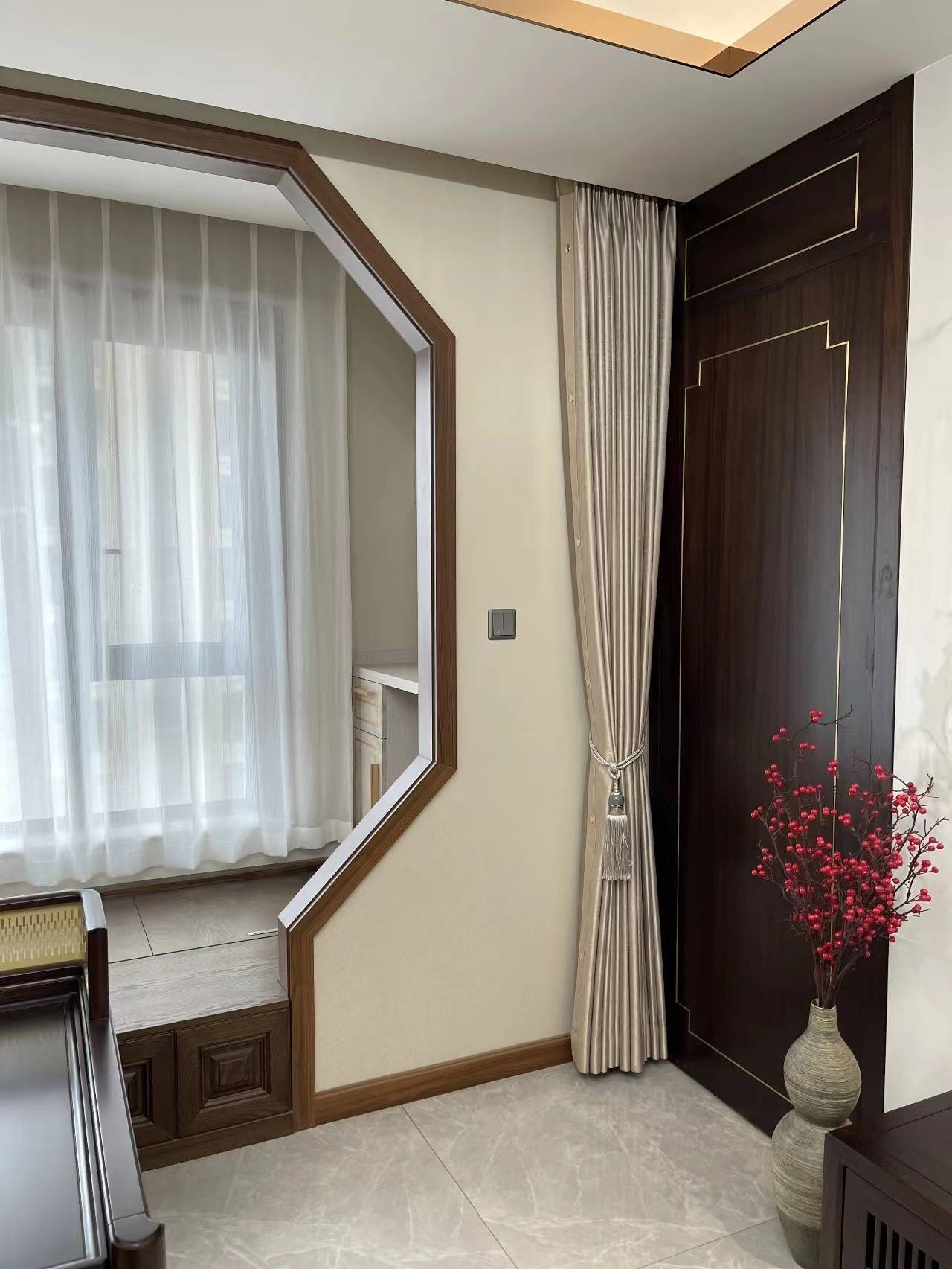 客厅阳台做了八角门洞的设计,中式韵味十足,使空间富有明快清亮感,拉