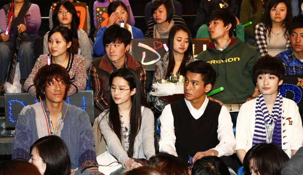 那部戏是刘亦菲主演的电影《恋爱通告》,这部戏是10年拍的,张翔当时刚