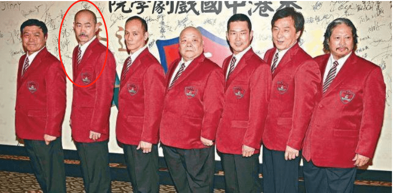 成龙二师兄,李小龙替身,72岁元华近况曝光,老当益壮抱孙子爬山