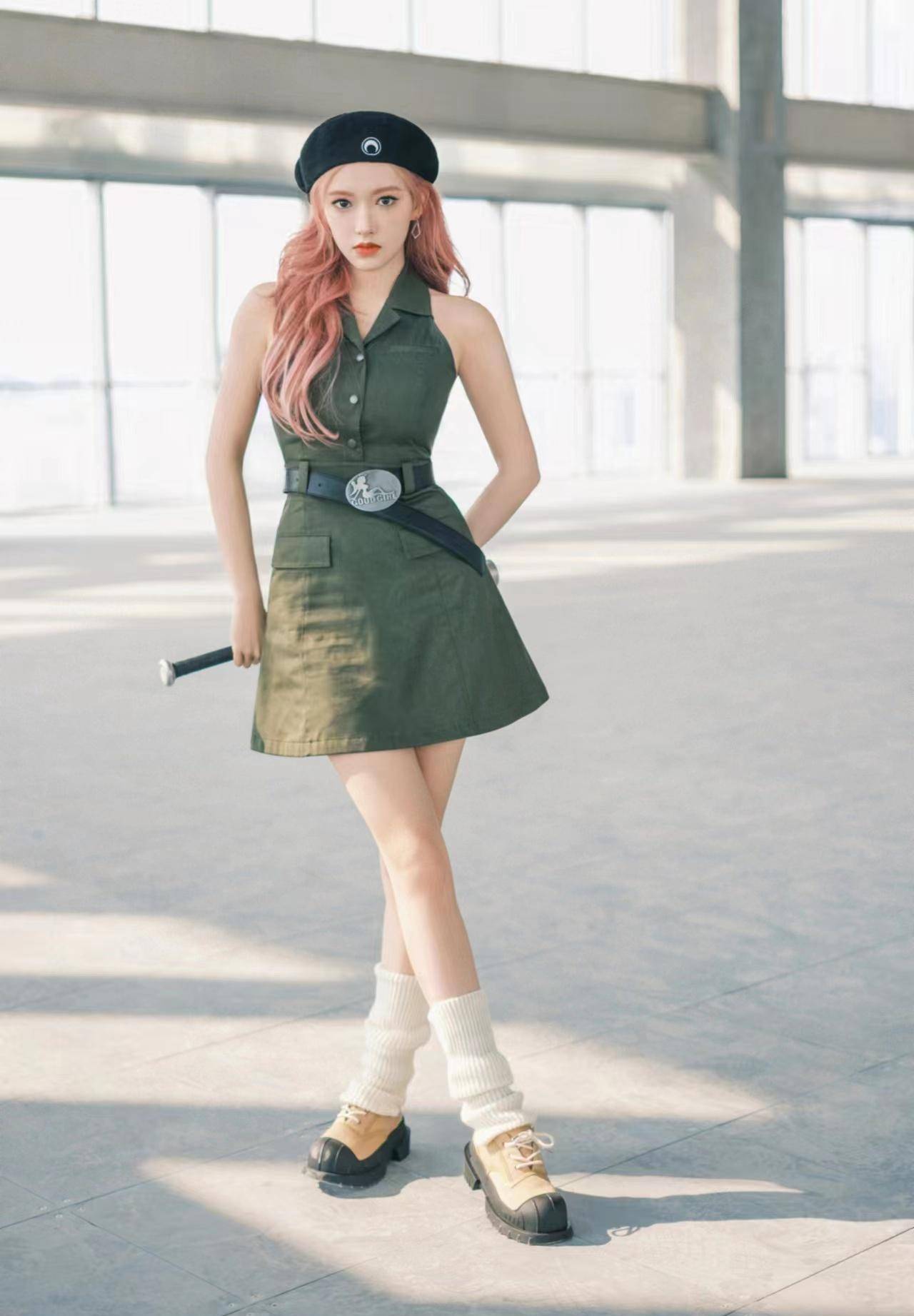 程潇了不起的舞社新造型,军绿色工装裙配堆堆袜,戴贝雷帽好时髦