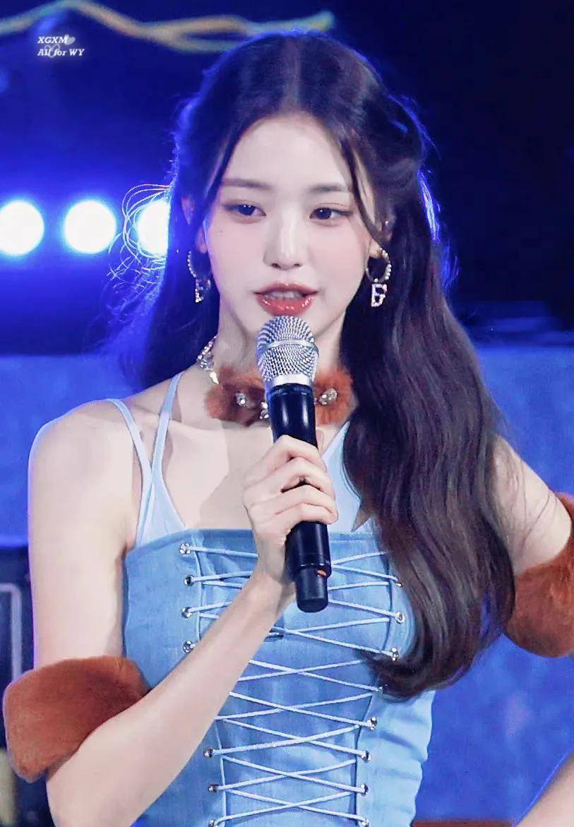 张元英蓝色牛仔套装出席校庆舞台清纯美少女_公主_很漂亮_庆典