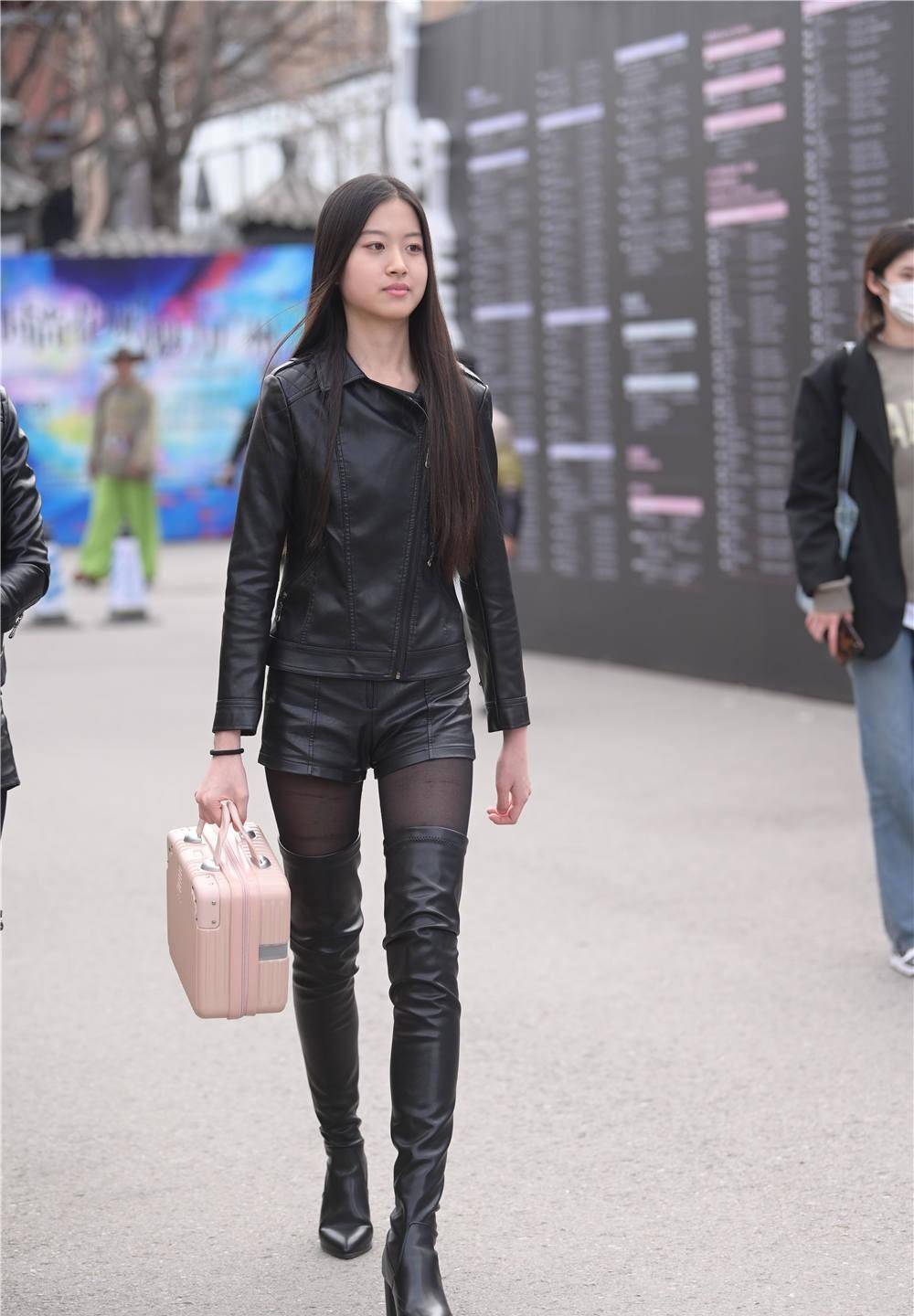 粗跟大腿靴,真皮修身的款式,身材不高挑,还真不敢尝试_效果_美女_风格