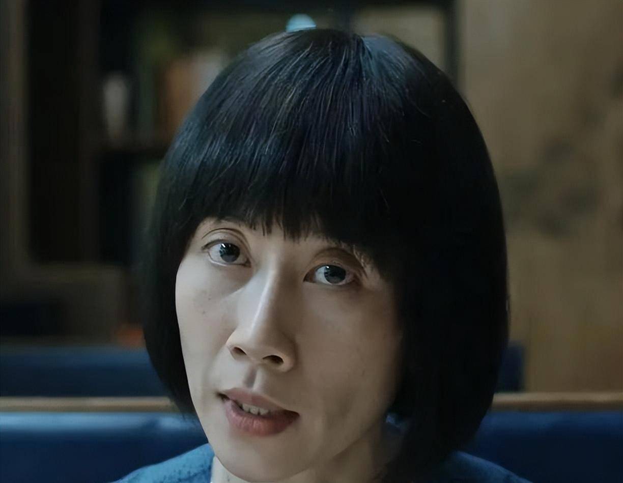 温峥嵘现在太瘦了,素颜状态下,面颊凹陷,眼窝凹陷,眼球突出,有点男相