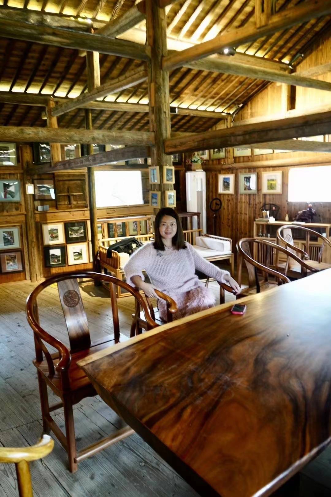 《情爱廊桥》茶馆是一间两层的木质小屋上下50平米这个古色古香的