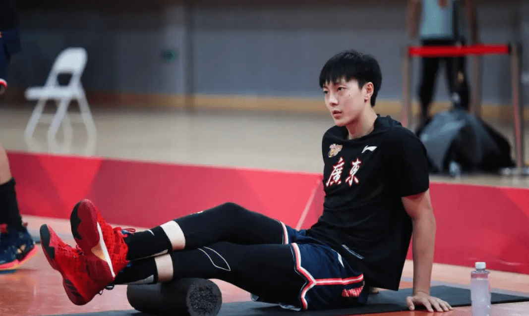 胡明轩身陷交易漩涡,首钢巨人或将奔赴广东,朱芳雨作出决定_范子铭