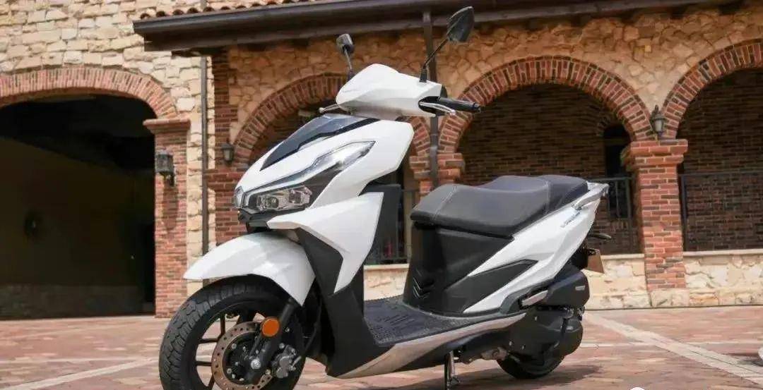 新款平地板水冷125踏板车——大阳23款vrs上市,全系降价1000元_搜狐