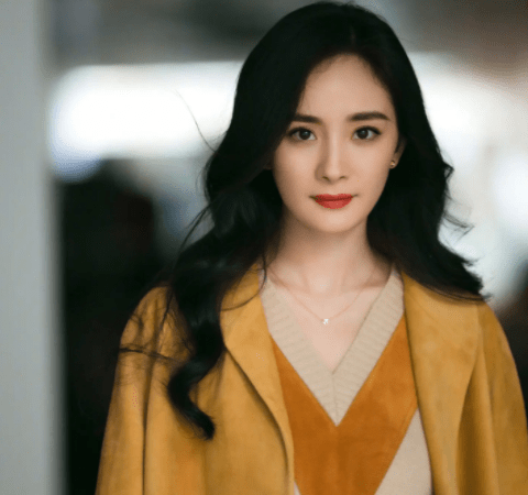 杨幂生于1981,其父为一名女艺人.