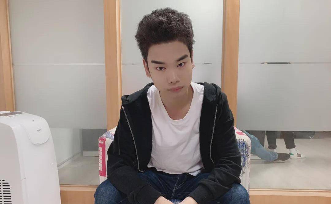 曾因发际线走红的小吴,如今颜值大变,与女友当众亲热被偶遇_网友_进行