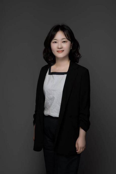 初见朱丽娜老师,温婉,热情,后来熟识后觉得她多了一些稳重,沉静.