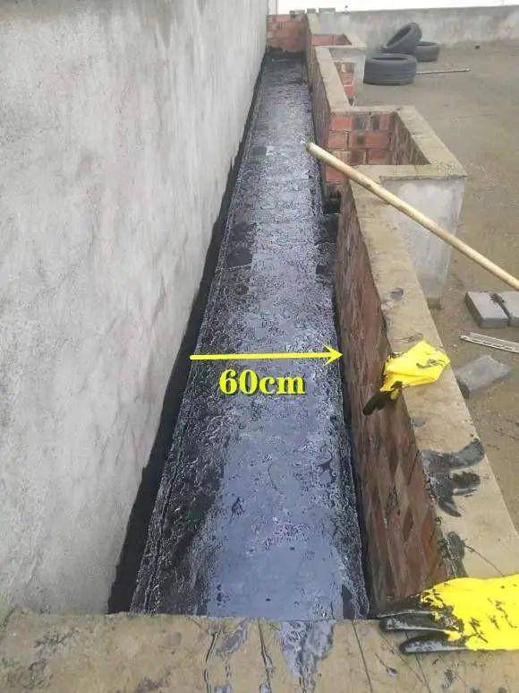 其次花池底部需要做防水,尤其是墙地面连接处一定不能忽视,刷完防水