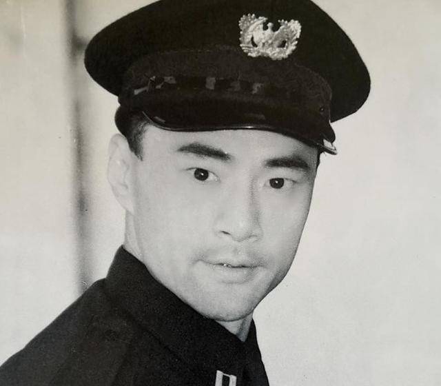 但是于荣光年轻的时候还是一个非常浪漫的人,尤其是在上世纪80年代