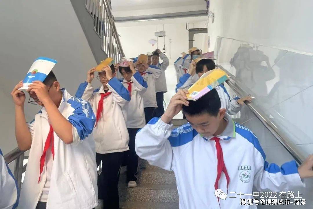 菏泽市牡丹区二十一中教育集团中华路校区防震减灾应急疏散演练