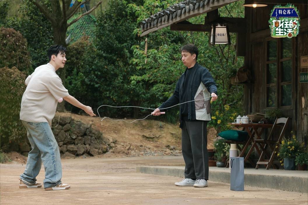 乘坐了17个小时的飞机,刘宪华从洛杉矶直奔蘑菇屋,实现了一场跨越五年