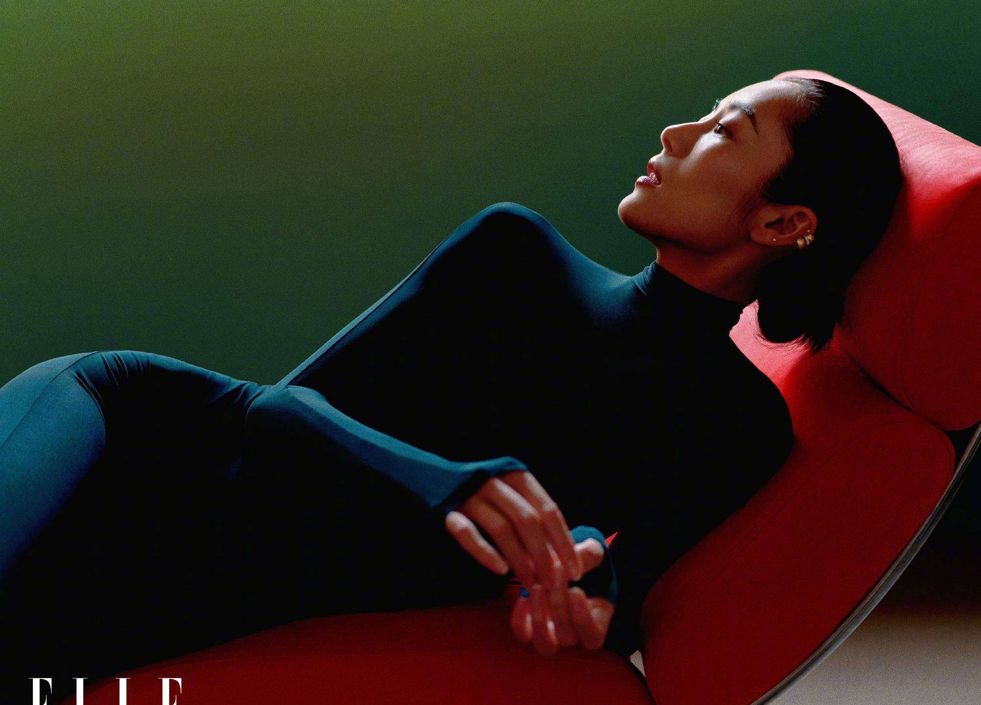 刘雯elle四月刊封面,穿黑色bra身材消瘦,抹胸连衣裙性感迷人_时尚