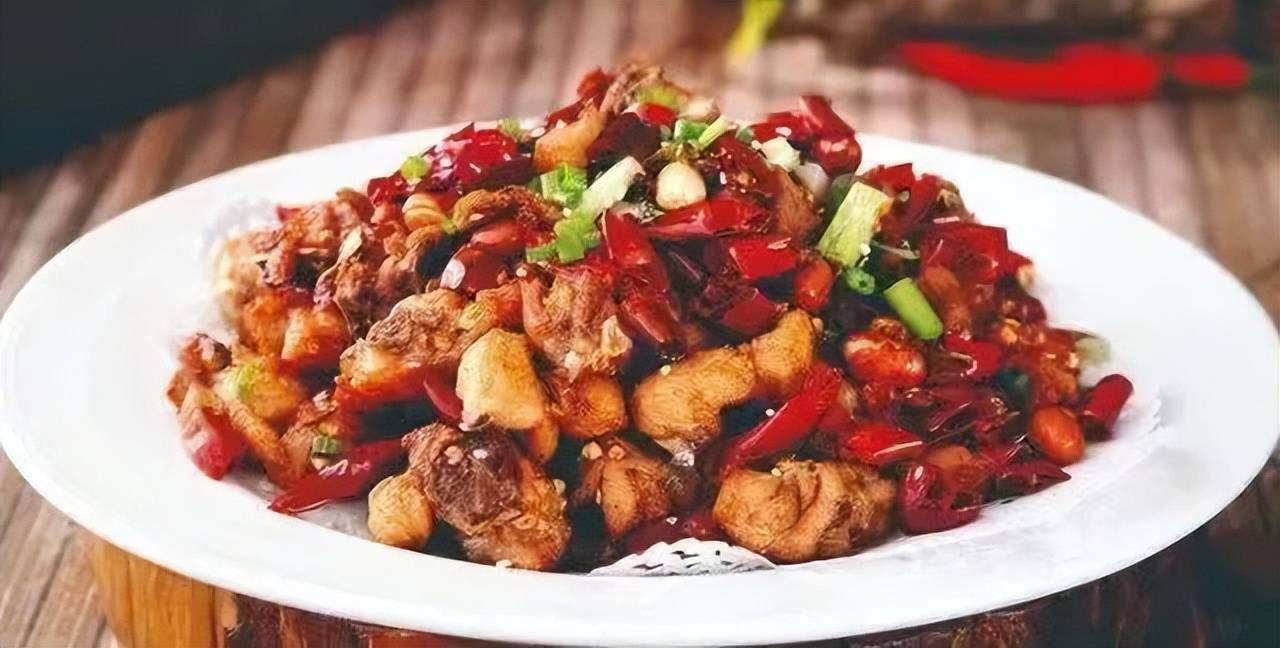 辣子鸡更是喷香,其实啤酒辣子鸡的做法和辣子鸡已经有了很大的改变,但